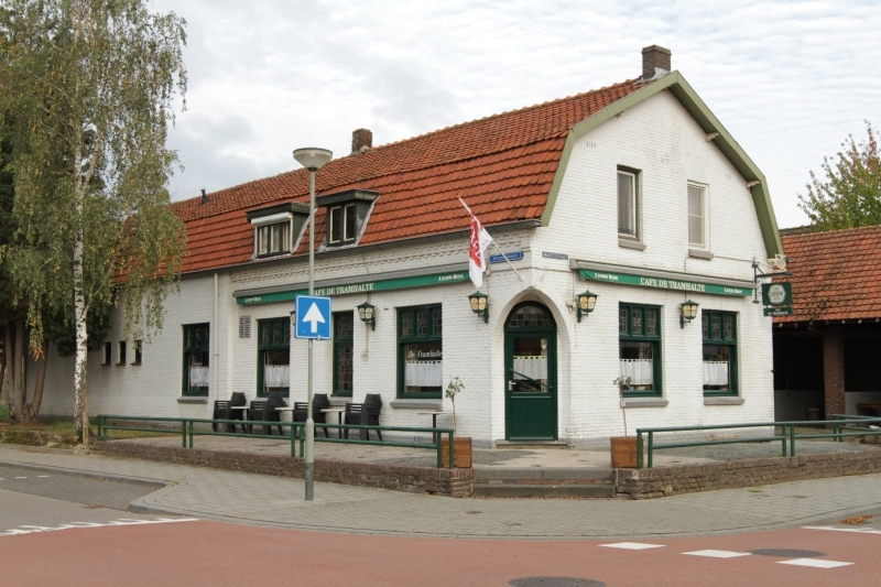 Corona, zeker neet bie de tramhalte in Lin